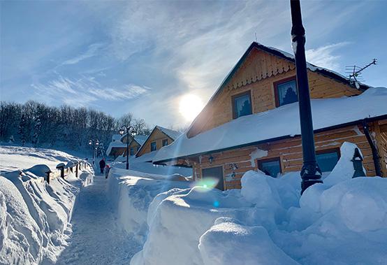 Widok na domek i krajobraz górski w Osadzie na Ochodzitej